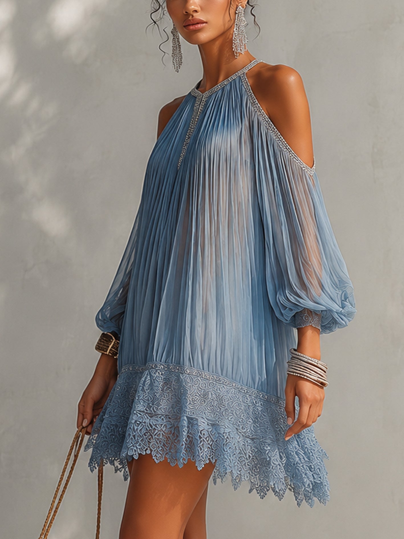 Coral | Vestido Mini Arrugado Azul con Hombros Descubiertos y Dobladillo de Encaje