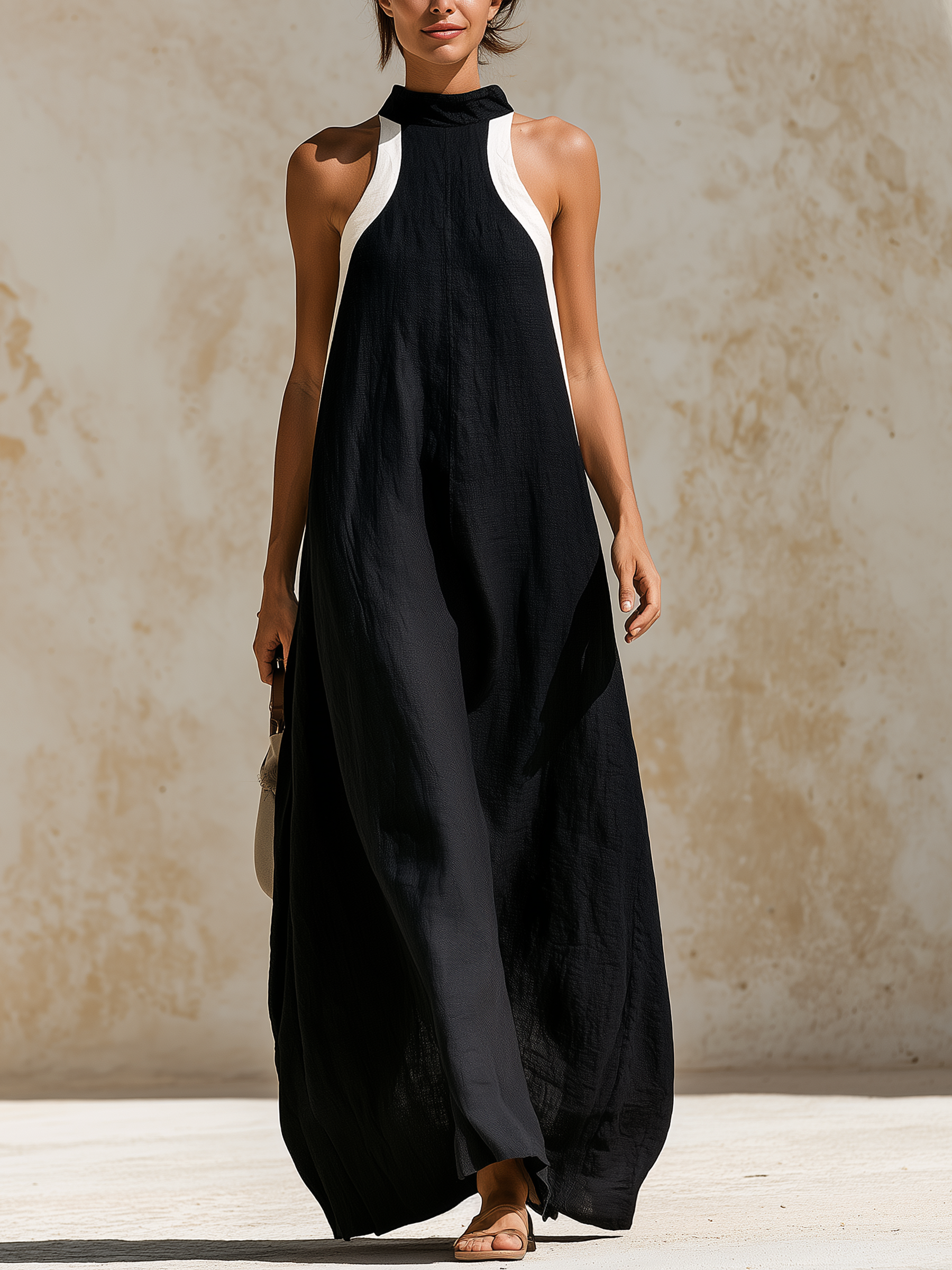 Marta | Vestido maxi de lino con bloques de color negro y blanco y cuello halter