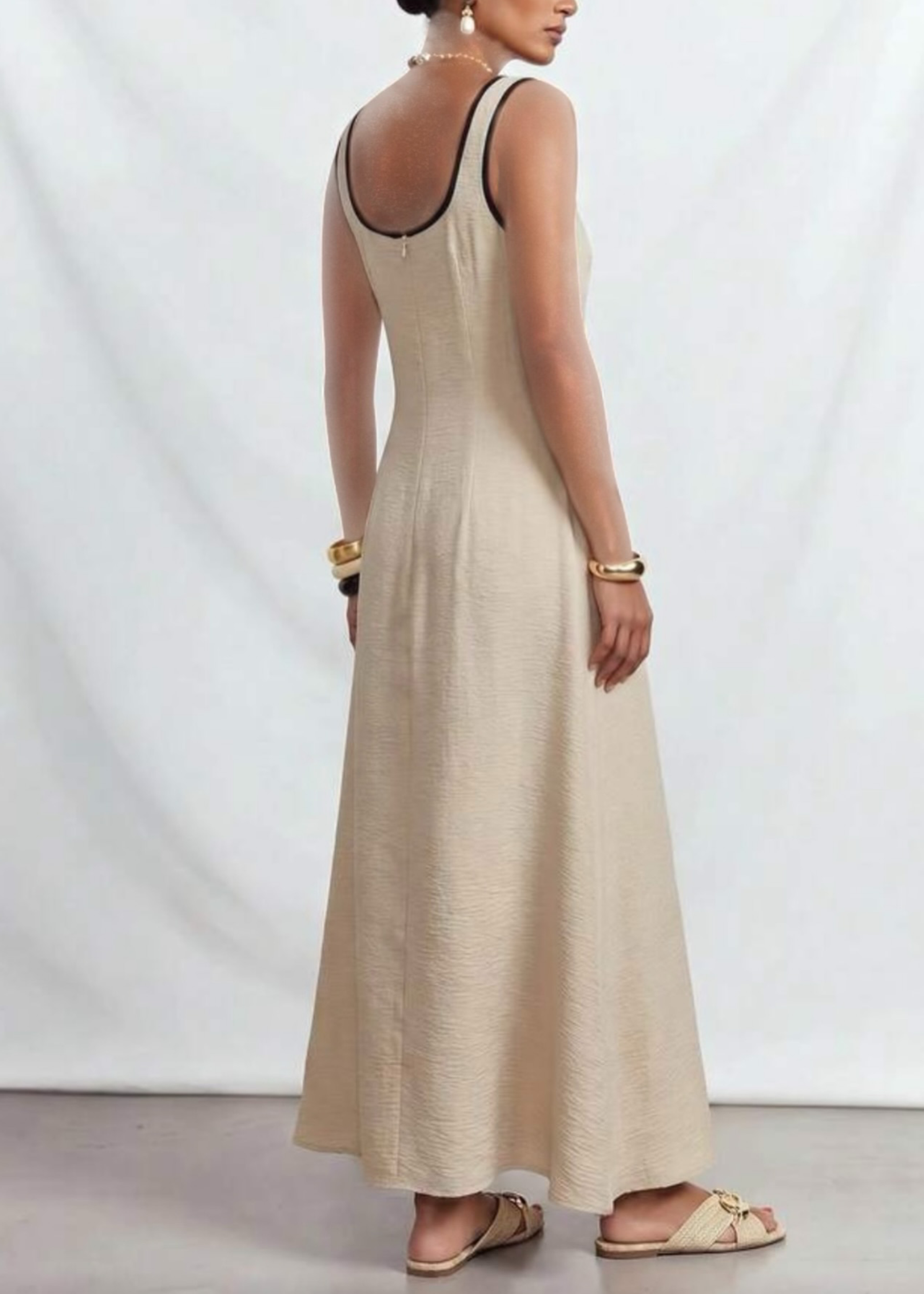 Vestido Maxi Beige de Cuello Cuadrado con Ribete Negro y Cinta