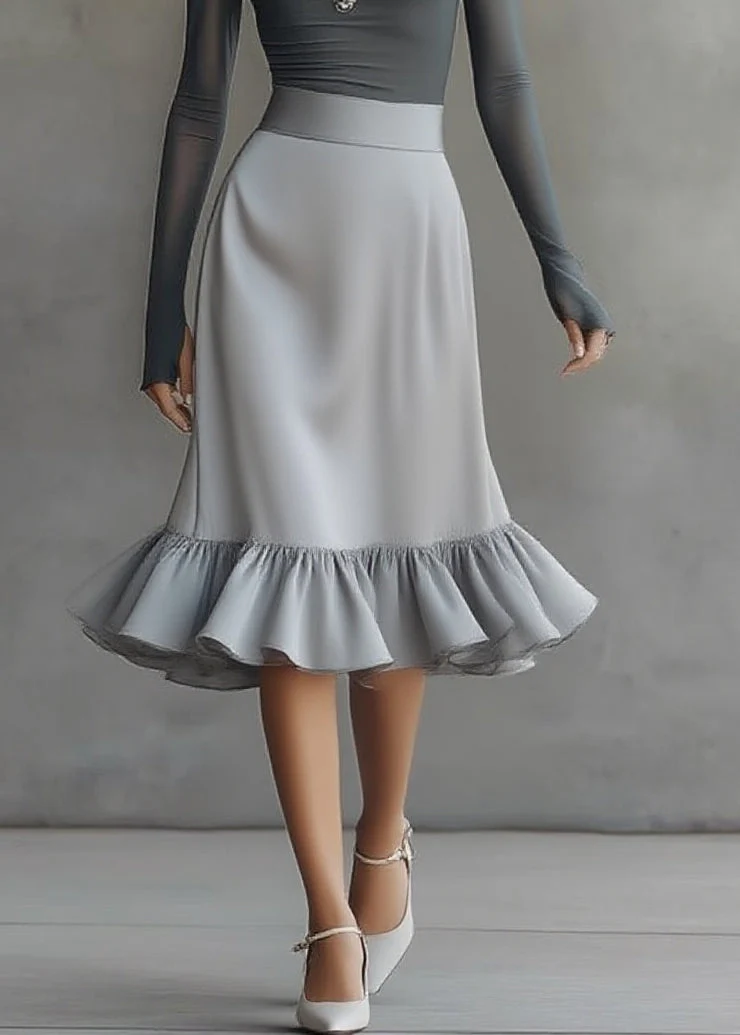 Conjunto de vestido midi de un solo hombro gris con mangas largas y dobladillo con volantes