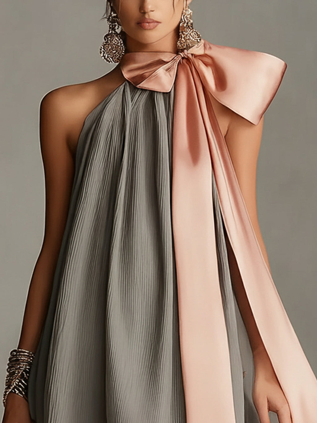 Natalia | Vestido mini gris de satén con cuello halter, lazo y ribete de encaje