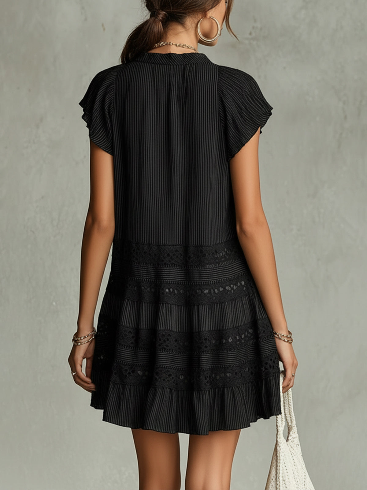 Silvia | Vestido corto de chifón negro a rayas con ribete de encaje y volantes