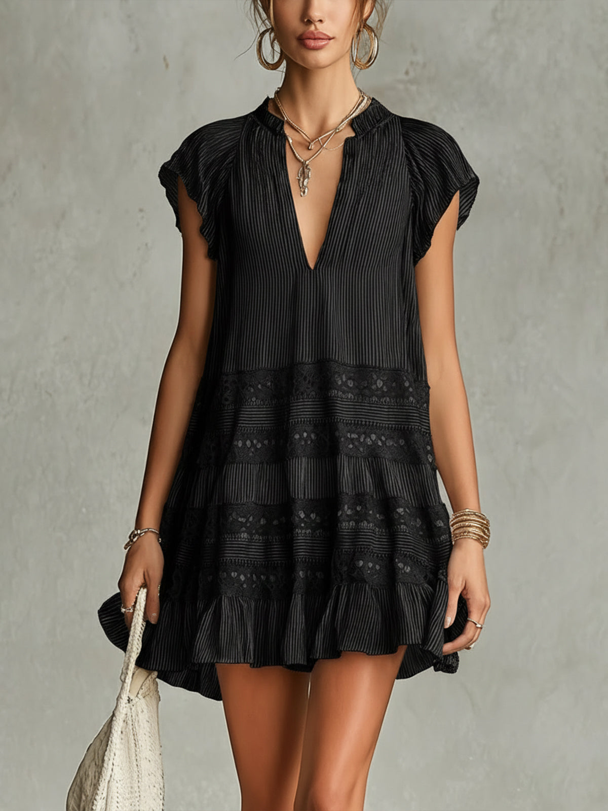 Silvia | Vestido corto de chifón negro a rayas con ribete de encaje y volantes