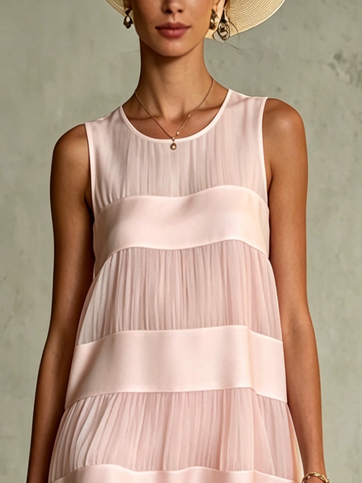Carla | Vestido corto patchwork rosa claro en capas de chiffon plisado y satinado