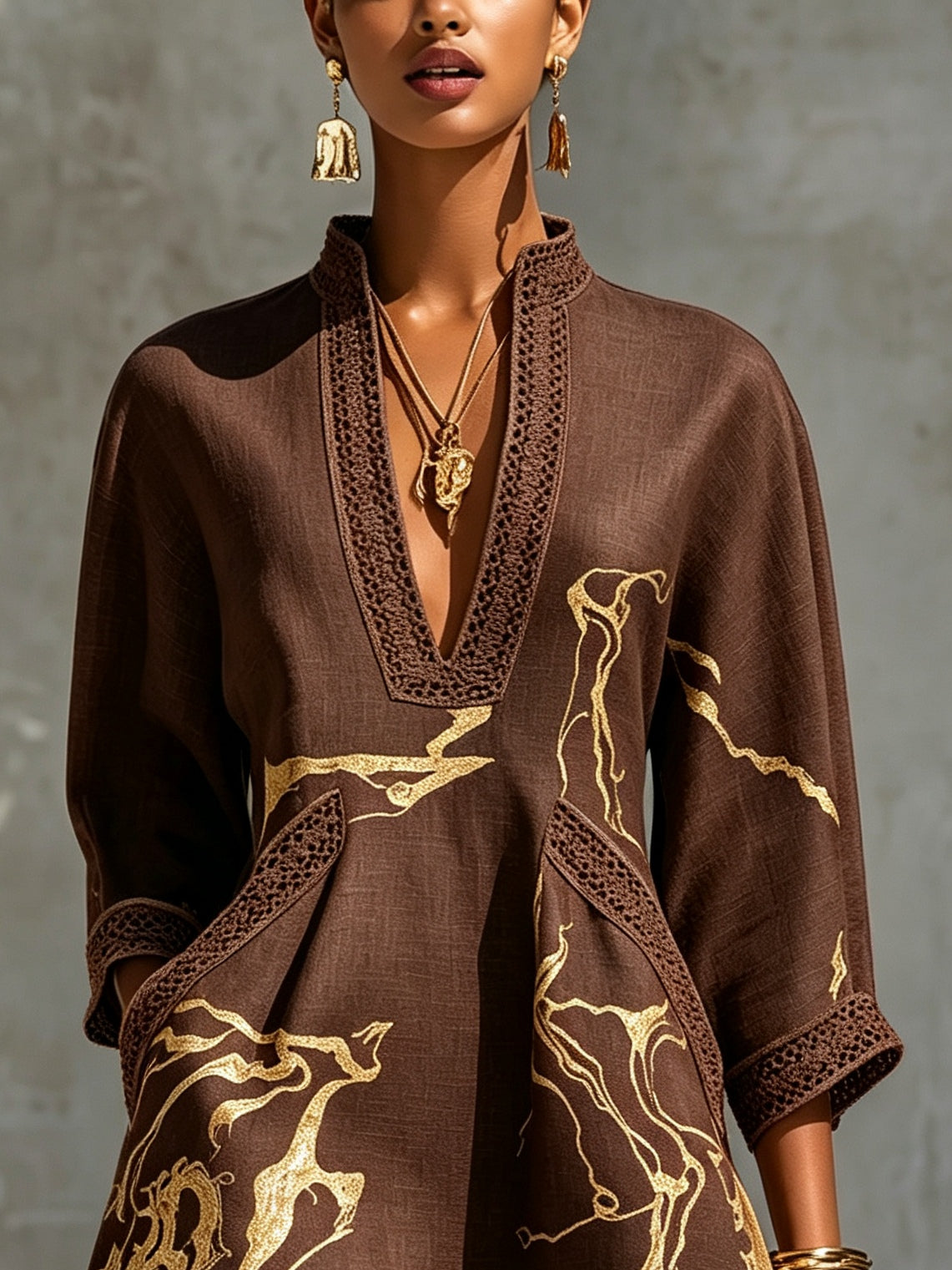 Merida | Vestido Mini de Encaje de Ganchillo con Estampado en Oro Chocolate