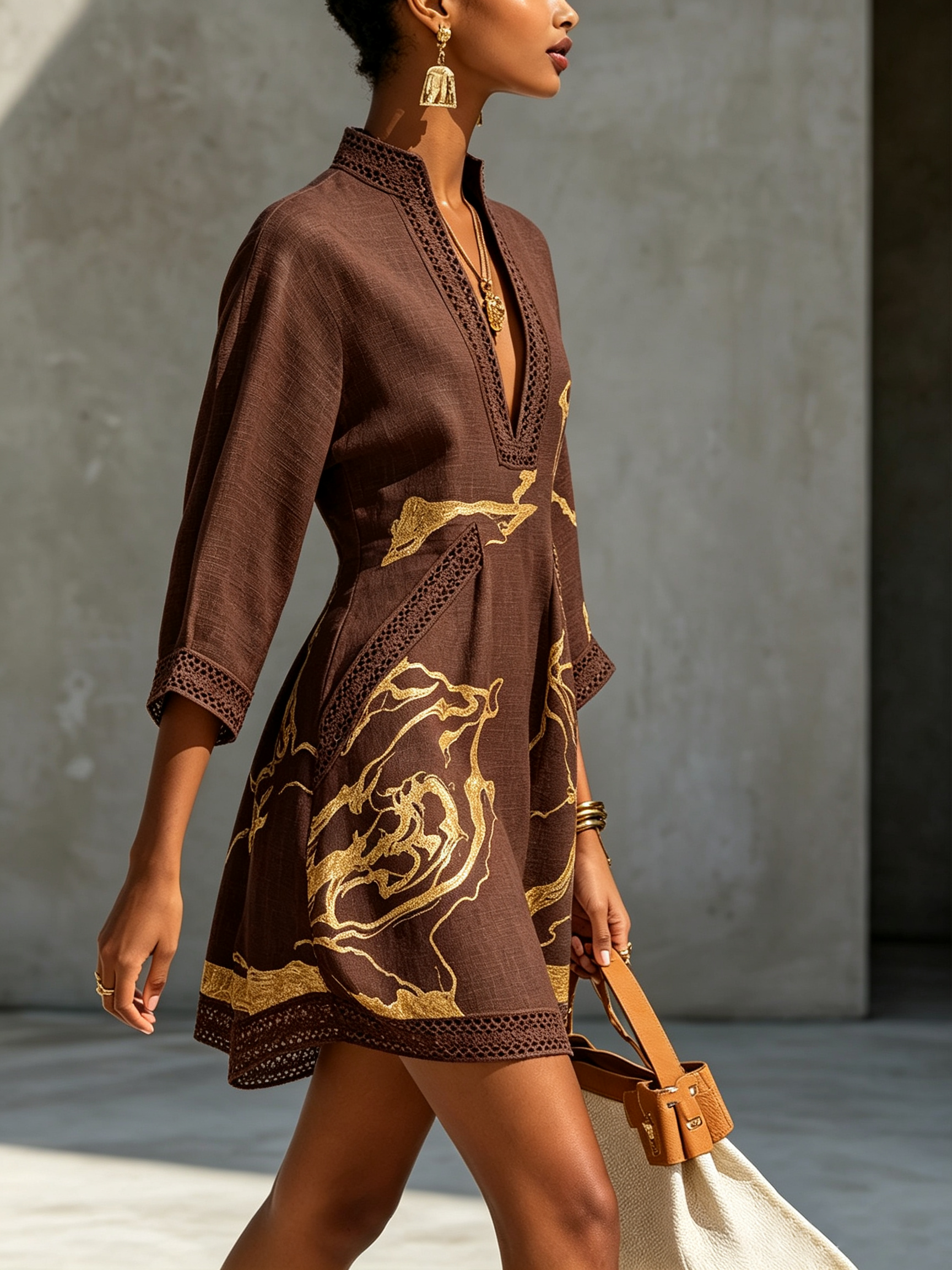 Merida | Vestido Mini de Encaje de Ganchillo con Estampado en Oro Chocolate