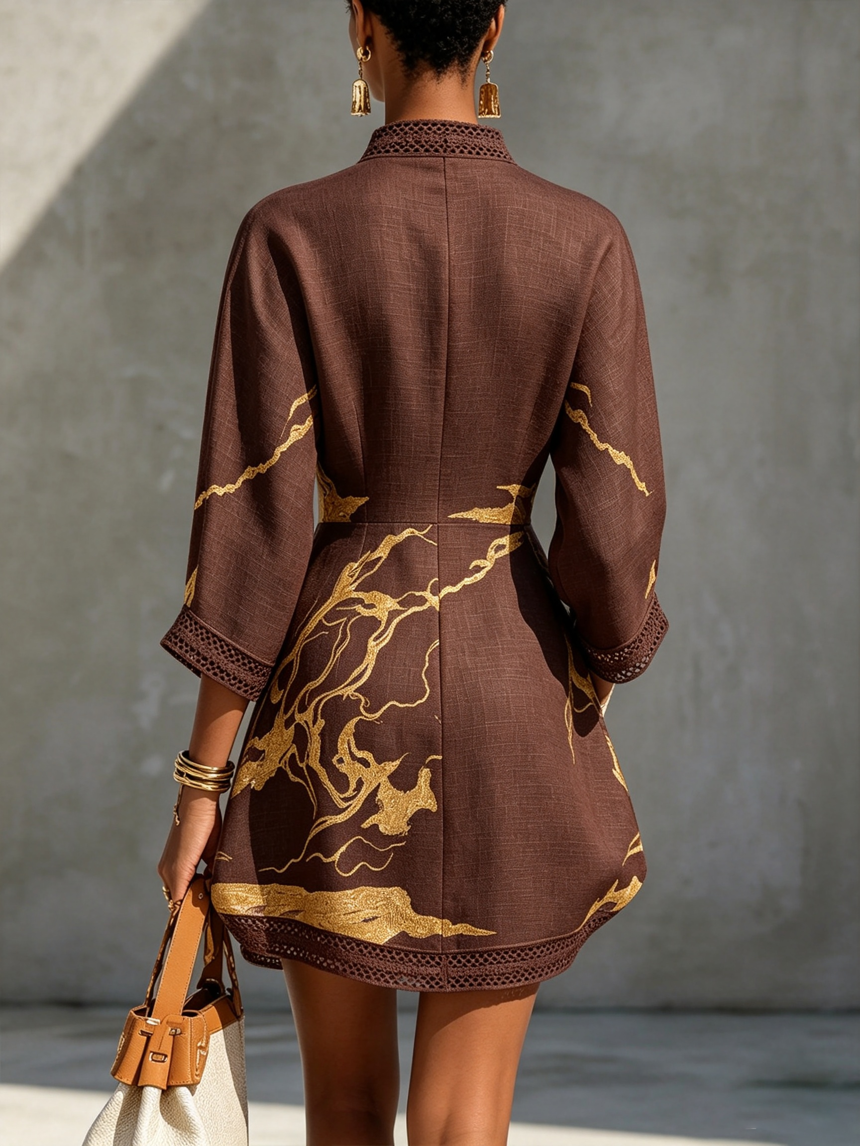 Merida | Vestido Mini de Encaje de Ganchillo con Estampado en Oro Chocolate