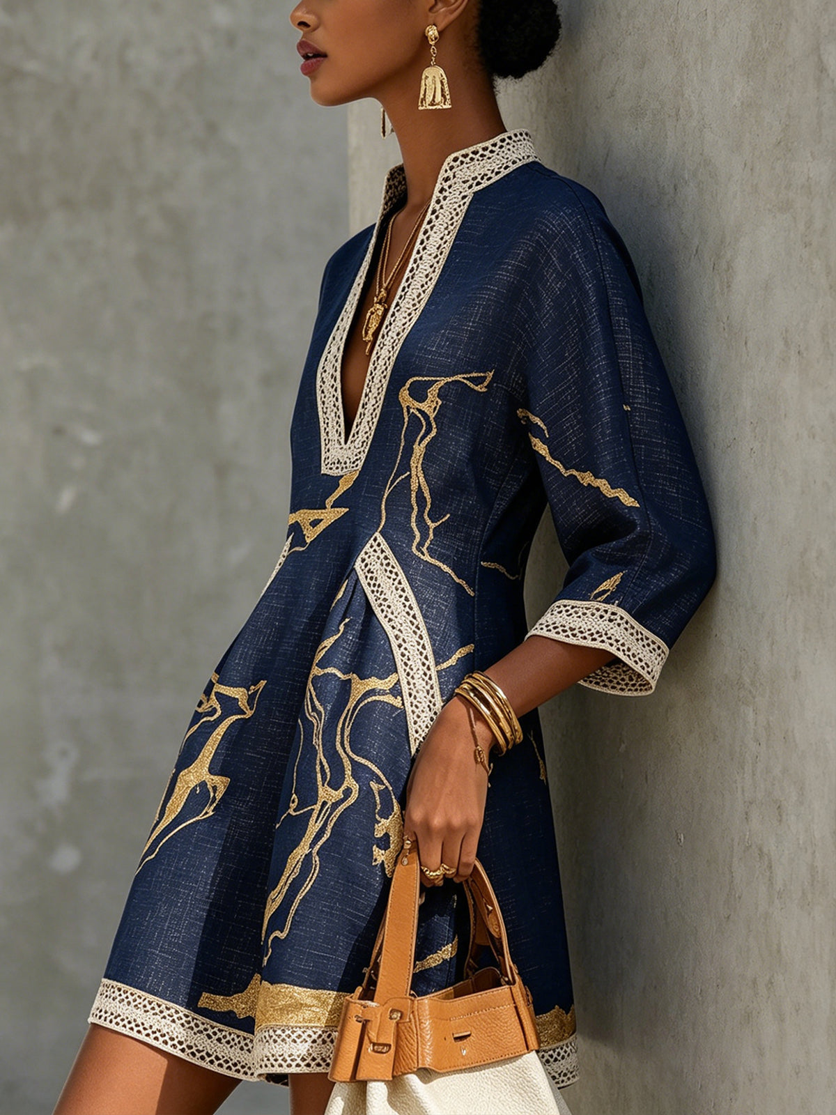 Merida | Vestido Mini de Encaje de Croché con Estampado en Oro Marino y Escote en V