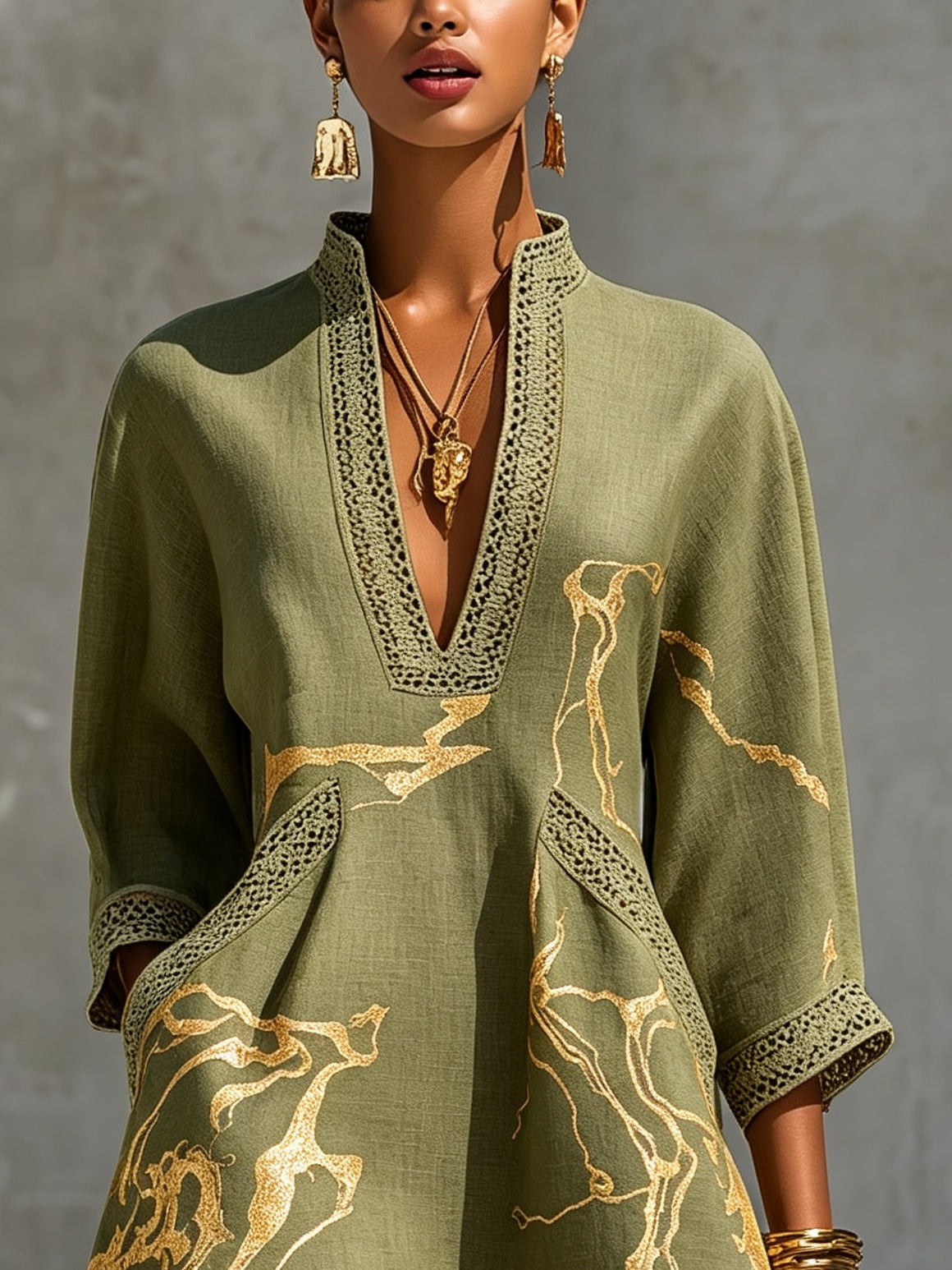 Merida | Vestido mini de encaje de ganchillo con cuello en V impreso en oro verde oliva
