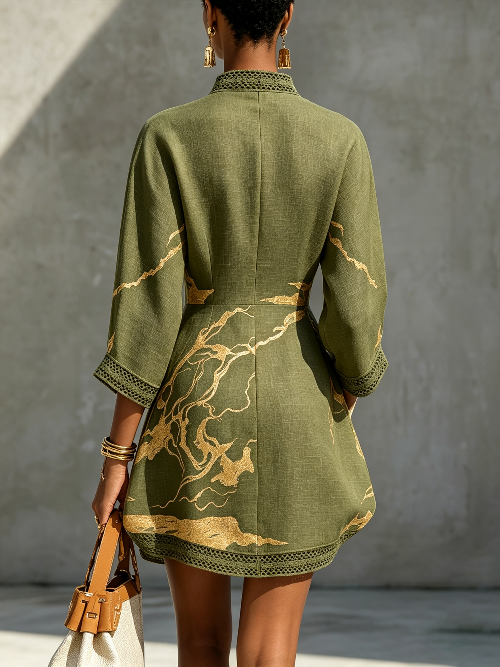 Merida | Vestido mini de encaje de ganchillo con cuello en V impreso en oro verde oliva