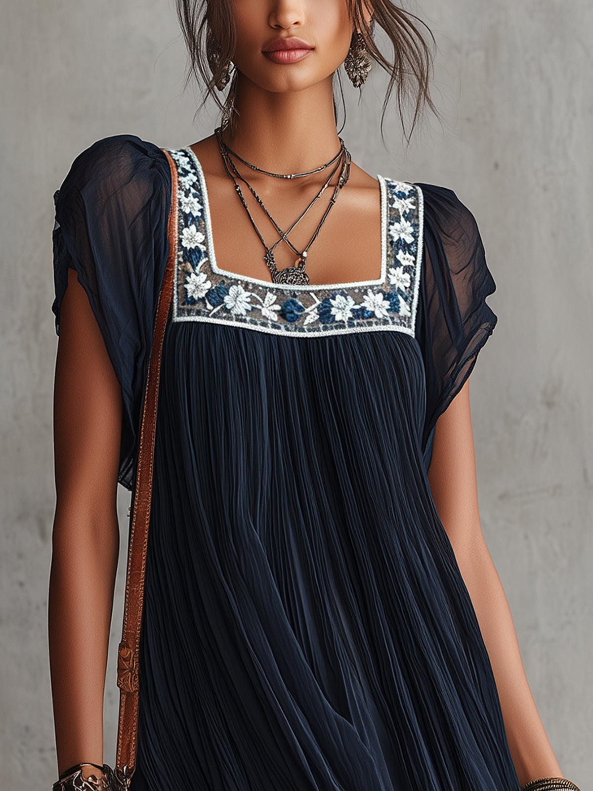 Belen | Vestido corto de chifón plisado bordado con motivos florales en azul marino