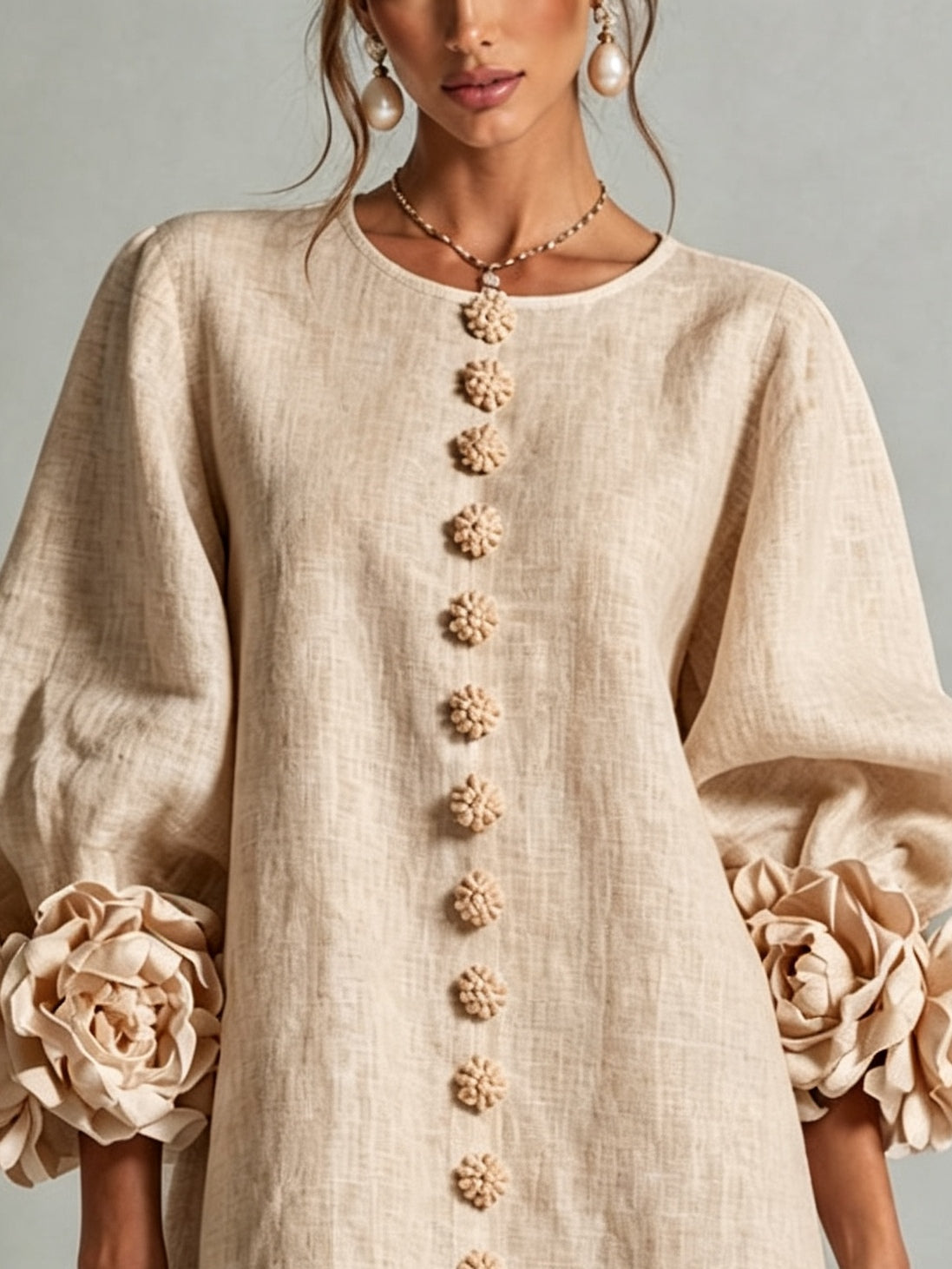 Anastasia | Vestido Mini Beige Con Botones Florales y Puños Florales Impactantes