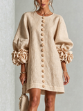 Anastasia | Vestido Mini Beige Con Botones Florales y Puños Florales Impactantes