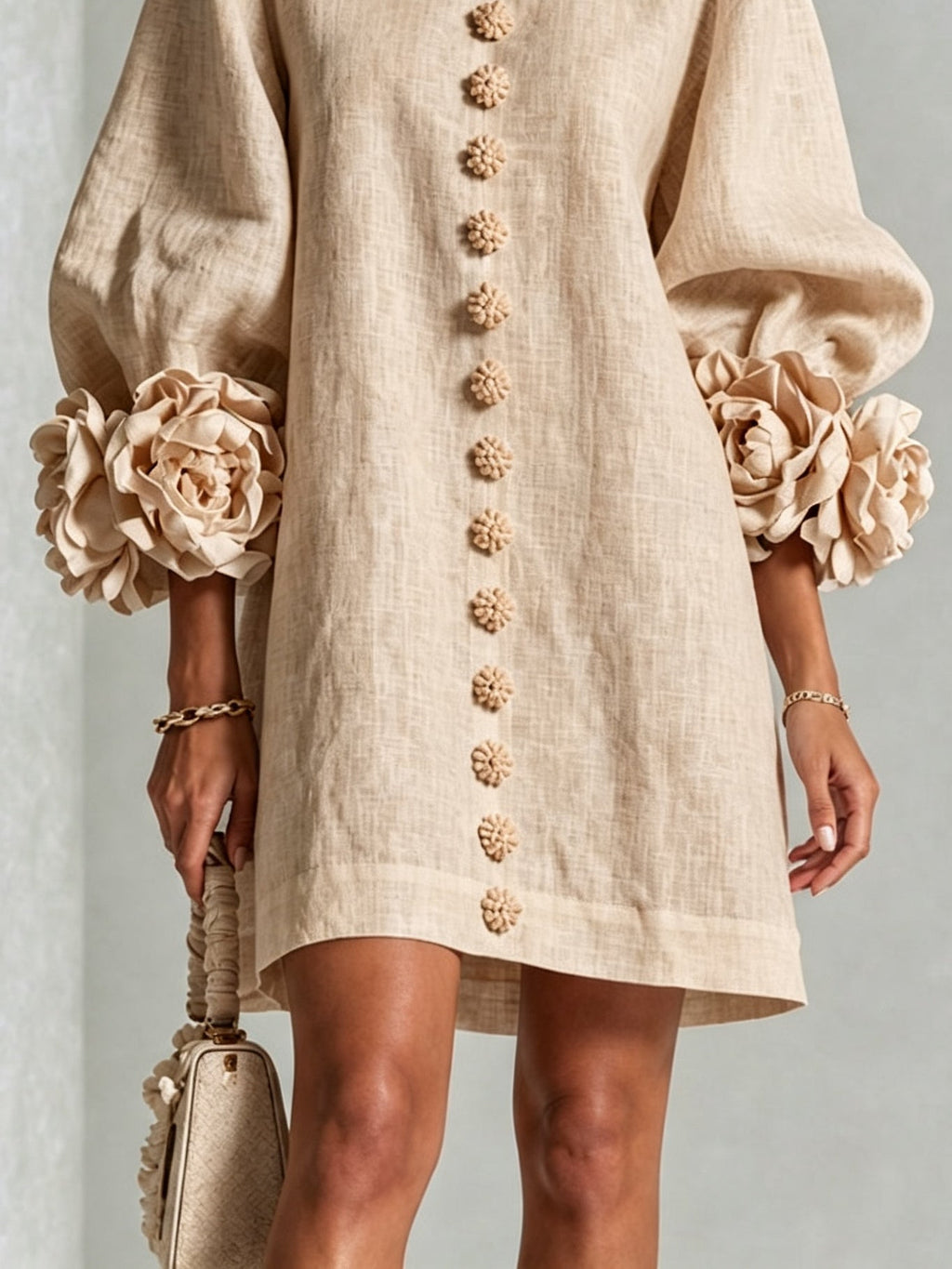 Anastasia | Vestido Mini Beige Con Botones Florales y Puños Florales Impactantes
