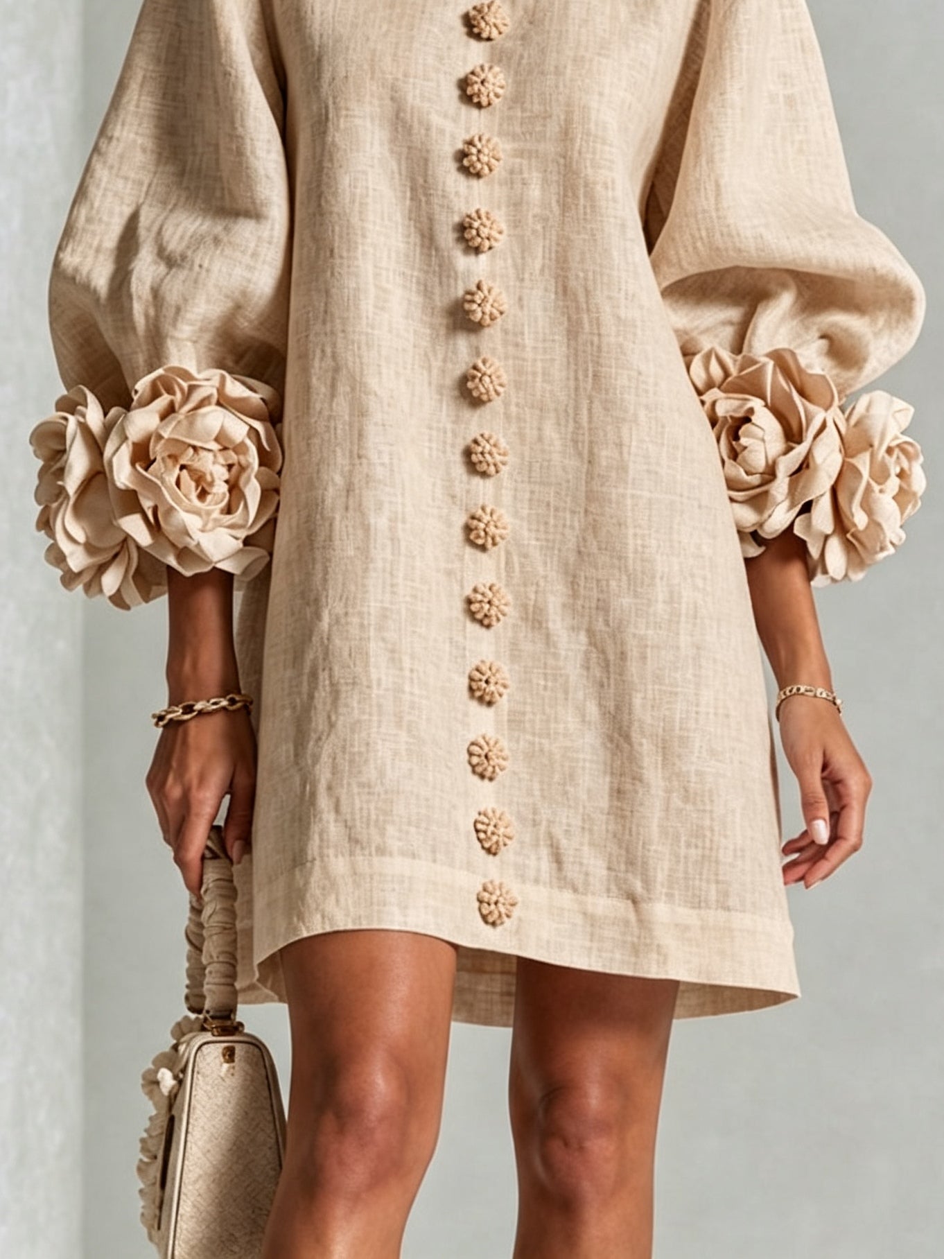 Anastasia | Vestido Mini Beige Con Botones Florales y Puños Florales Impactantes