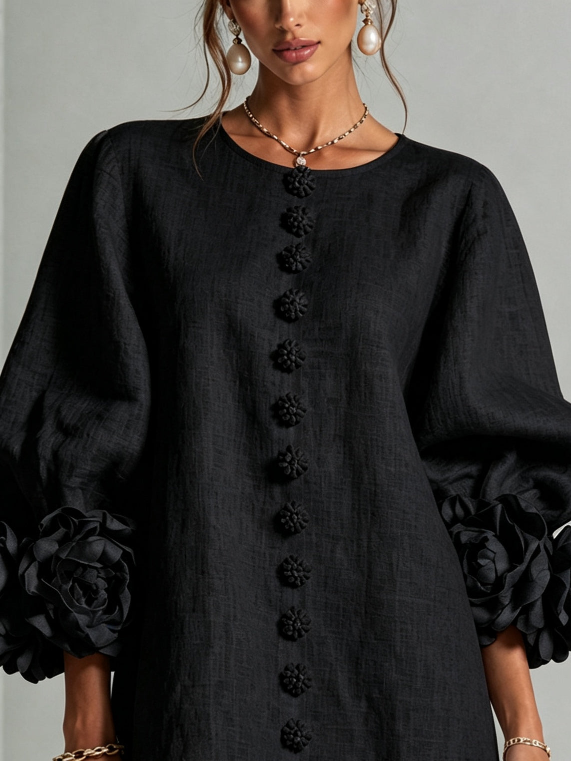Luna | Vestido Mini de Botones Negros con Puños Florales Impactantes