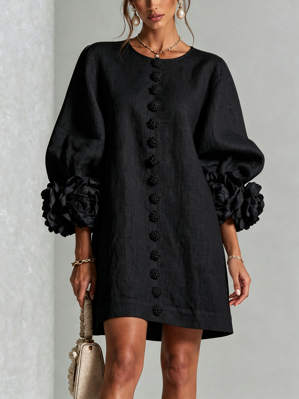 Luna | Vestido Mini de Botones Negros con Puños Florales Impactantes