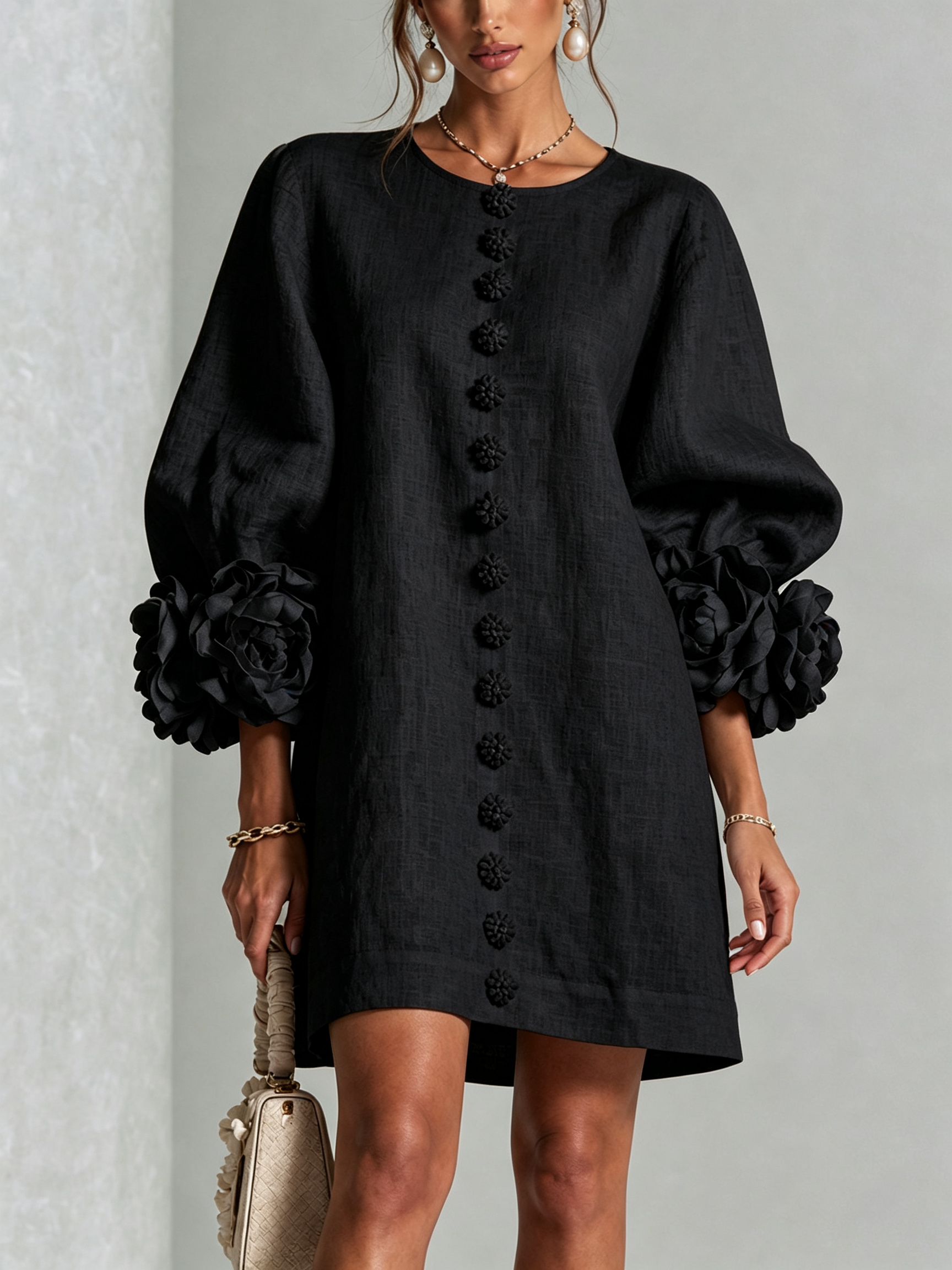 Luna | Vestido Mini de Botones Negros con Puños Florales Impactantes