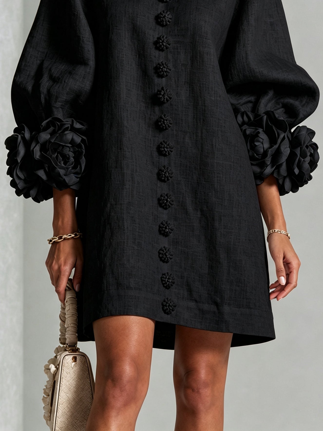 Luna | Vestido Mini de Botones Negros con Puños Florales Impactantes