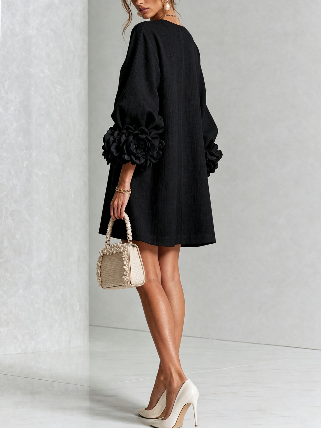 Alma | Vestido Mini Blanco de Flores con Puños Florales Impactantes