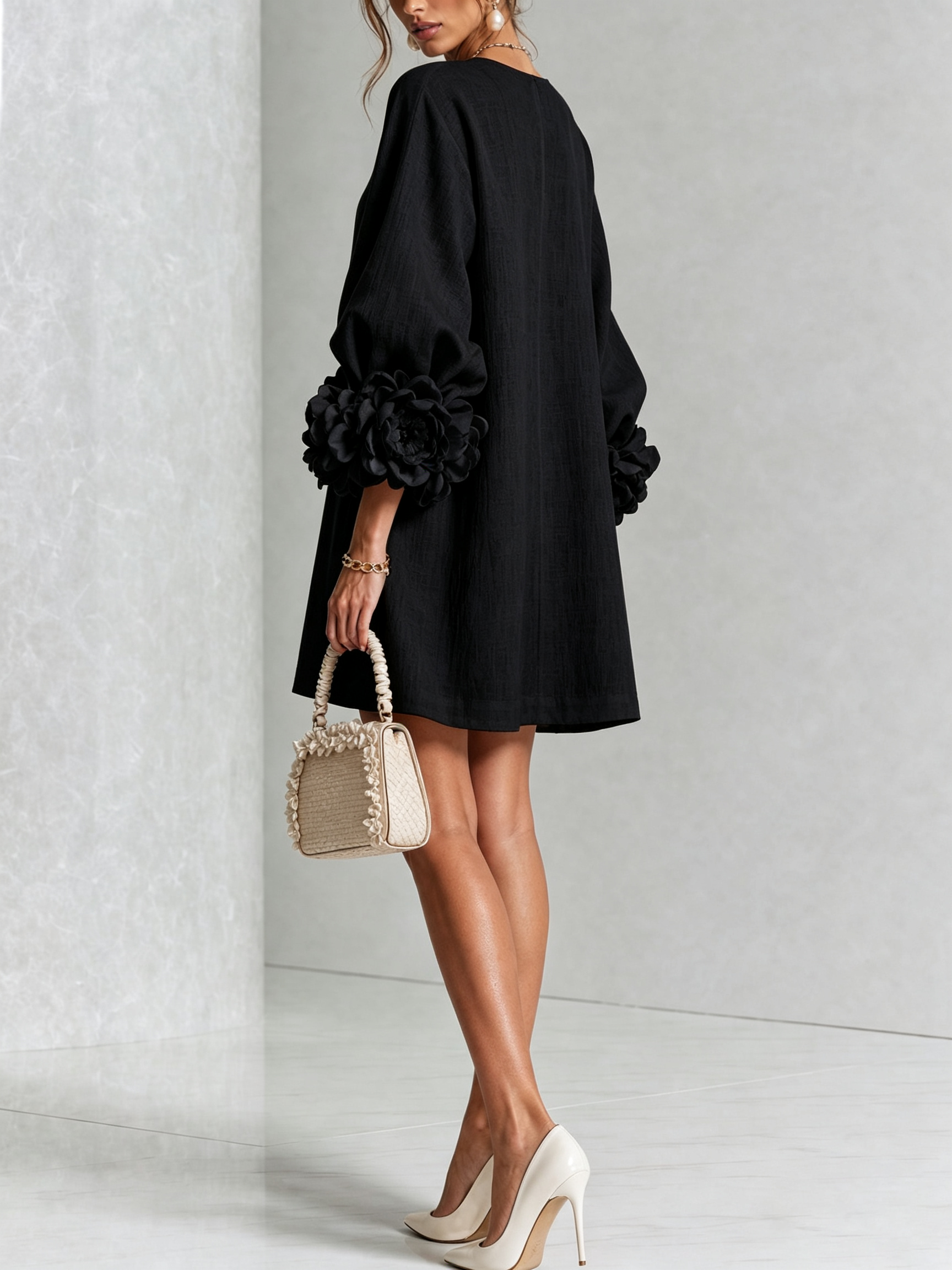 Alma | Vestido Mini Blanco de Flores con Puños Florales Impactantes