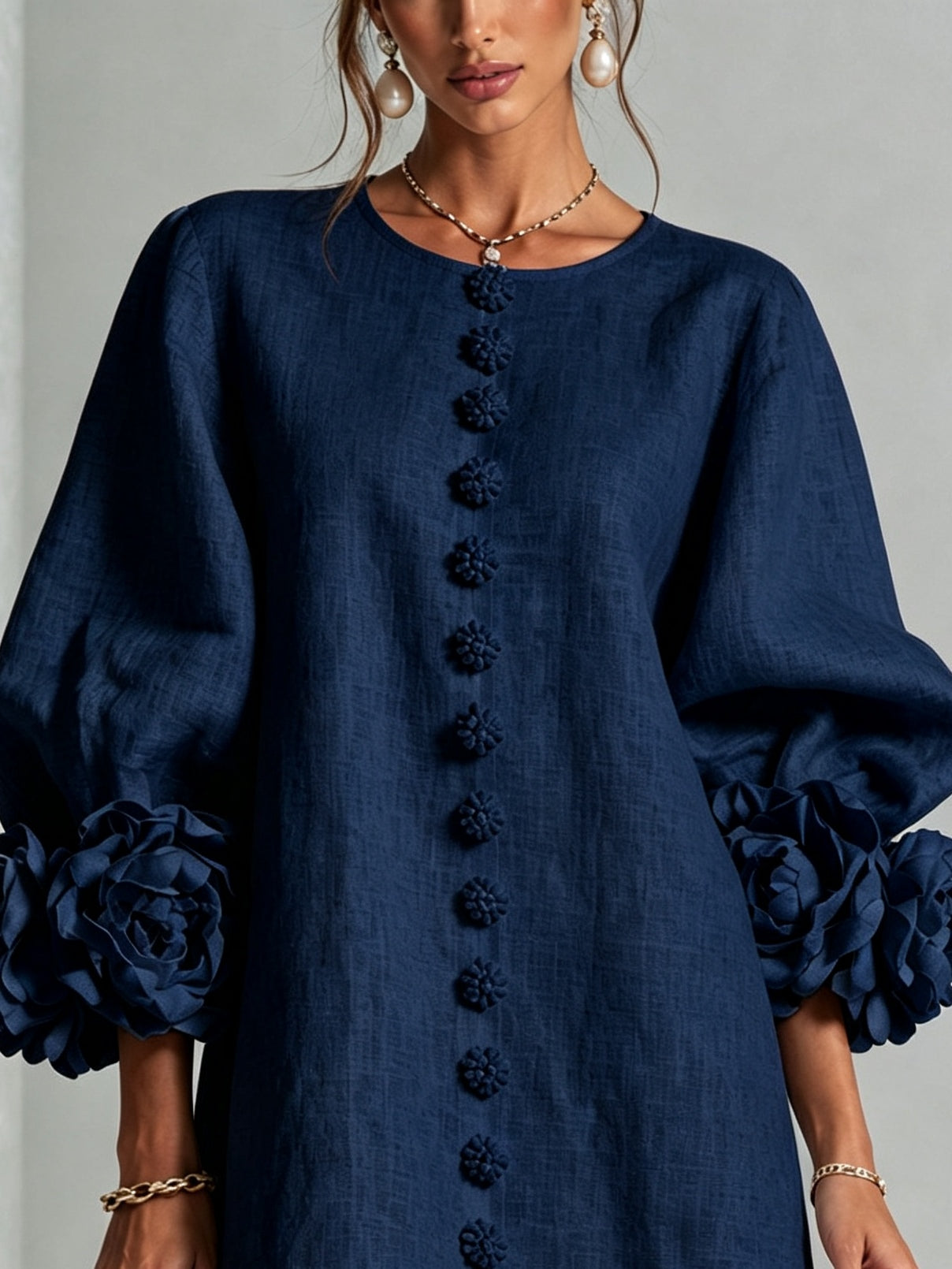 Mara | Vestido Mini de Botones con Flores Marinas y Puños Florales Impactantes