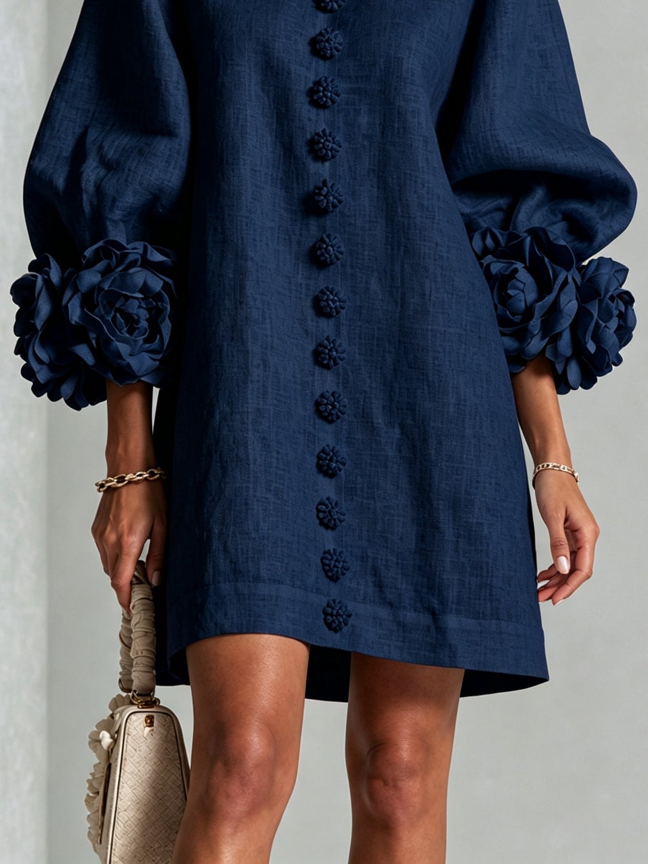 Mara | Vestido Mini de Botones con Flores Marinas y Puños Florales Impactantes