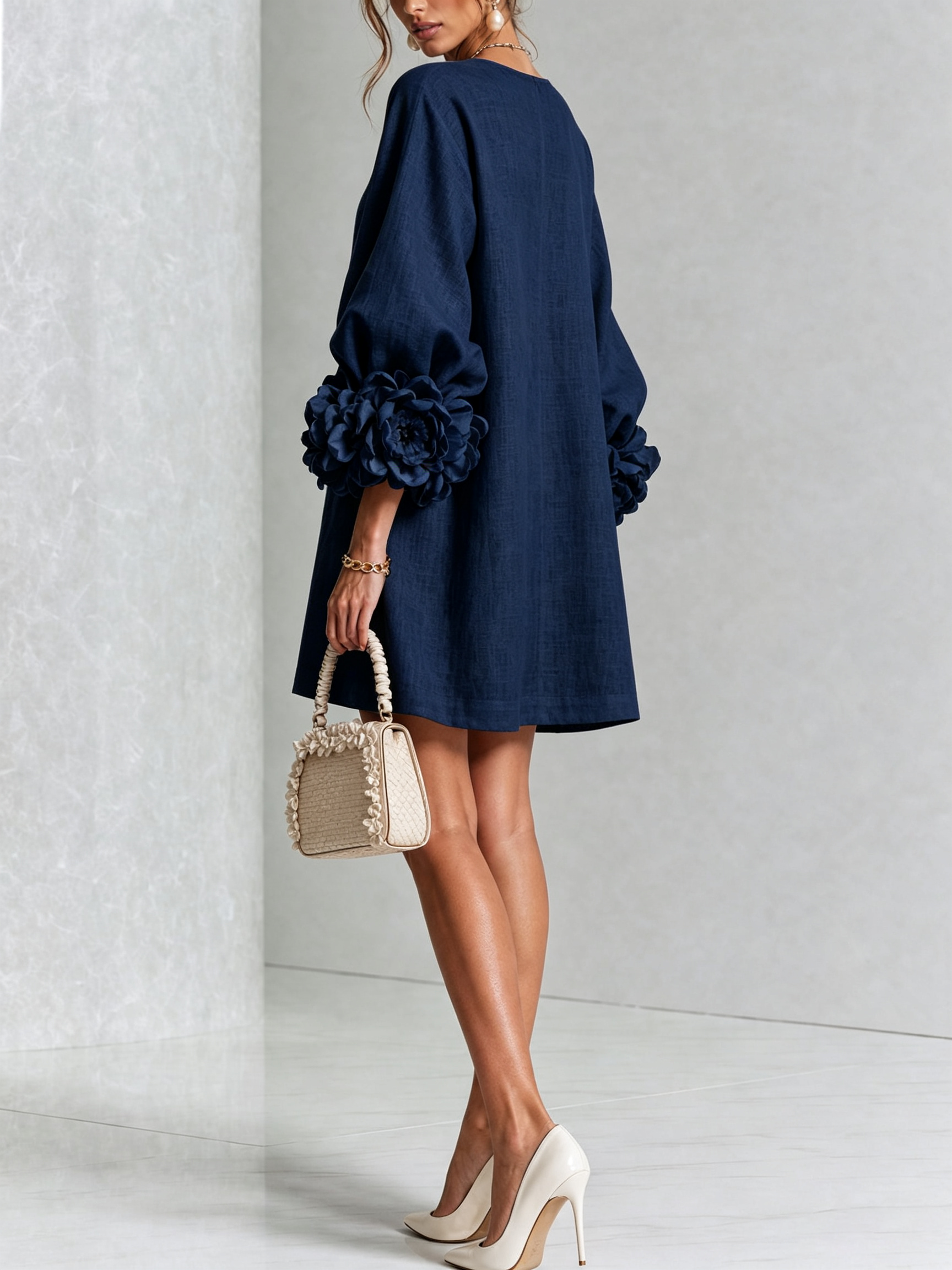 Mara | Vestido Mini de Botones con Flores Marinas y Puños Florales Impactantes