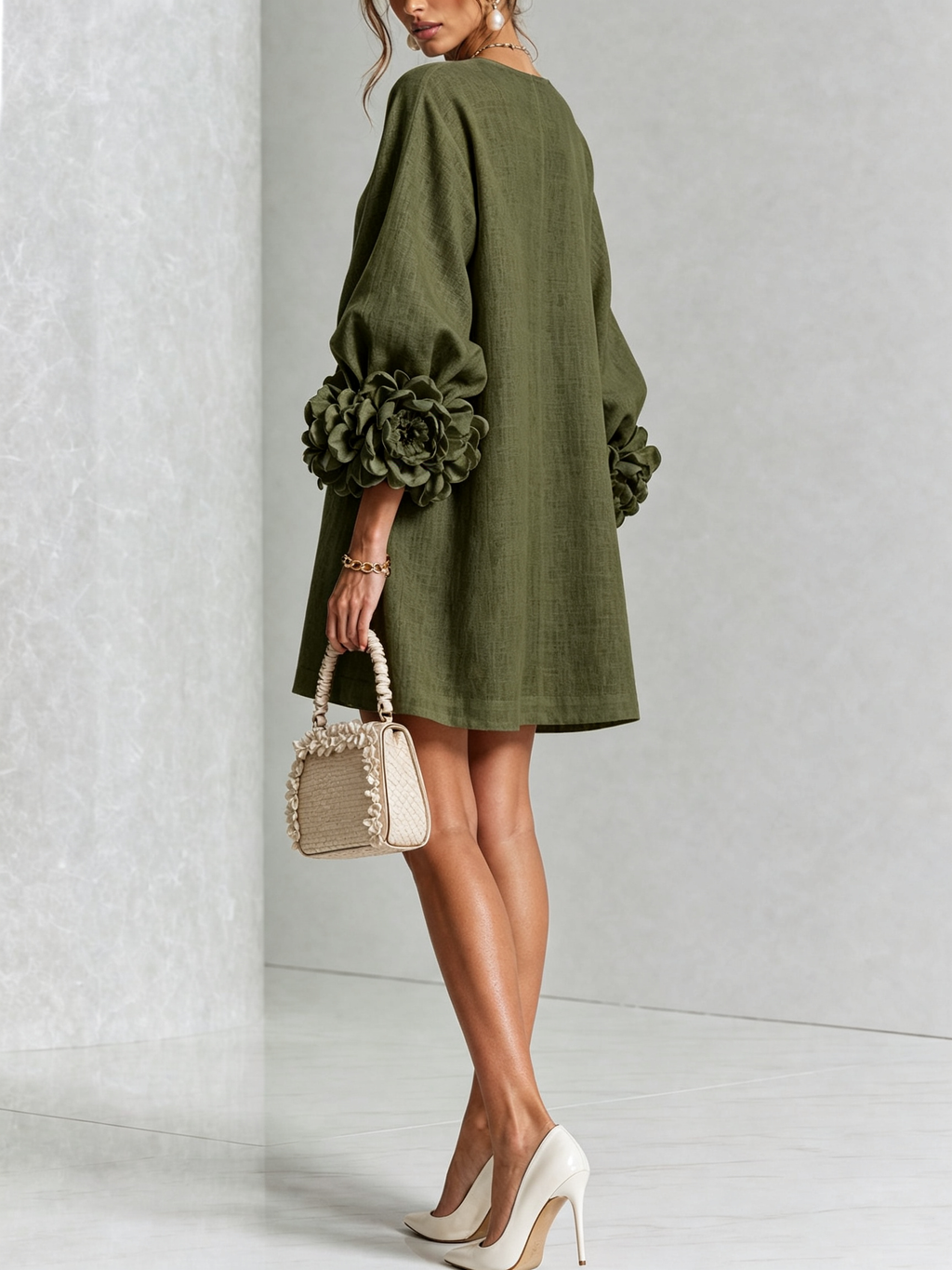 Alma | Vestido Mini Blanco de Flores con Puños Florales Impactantes
