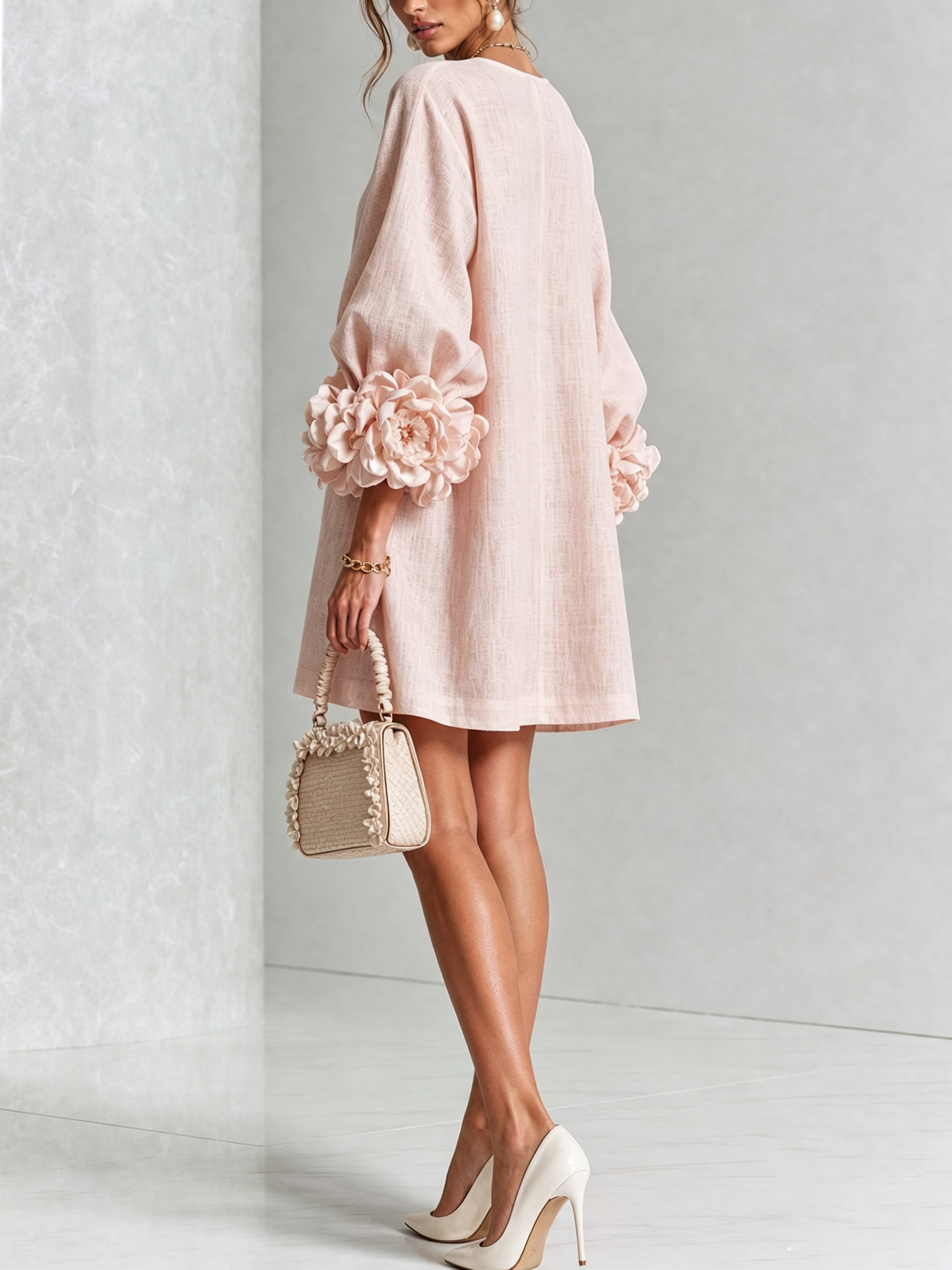 Alma | Vestido Mini Blanco de Flores con Puños Florales Impactantes