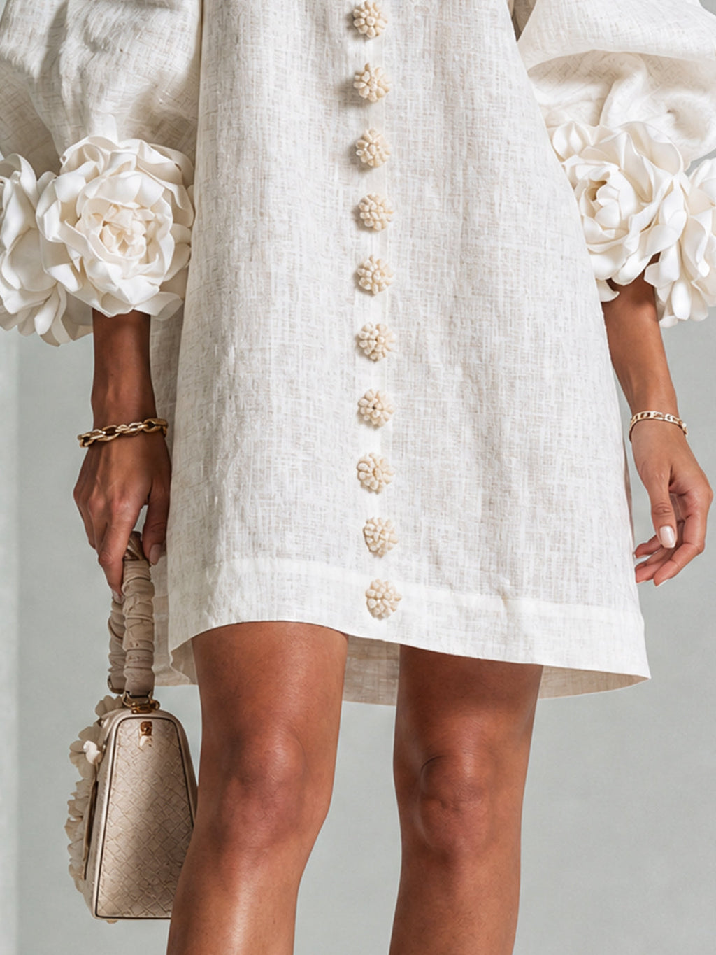 Alma | Vestido Mini Blanco de Flores con Puños Florales Impactantes