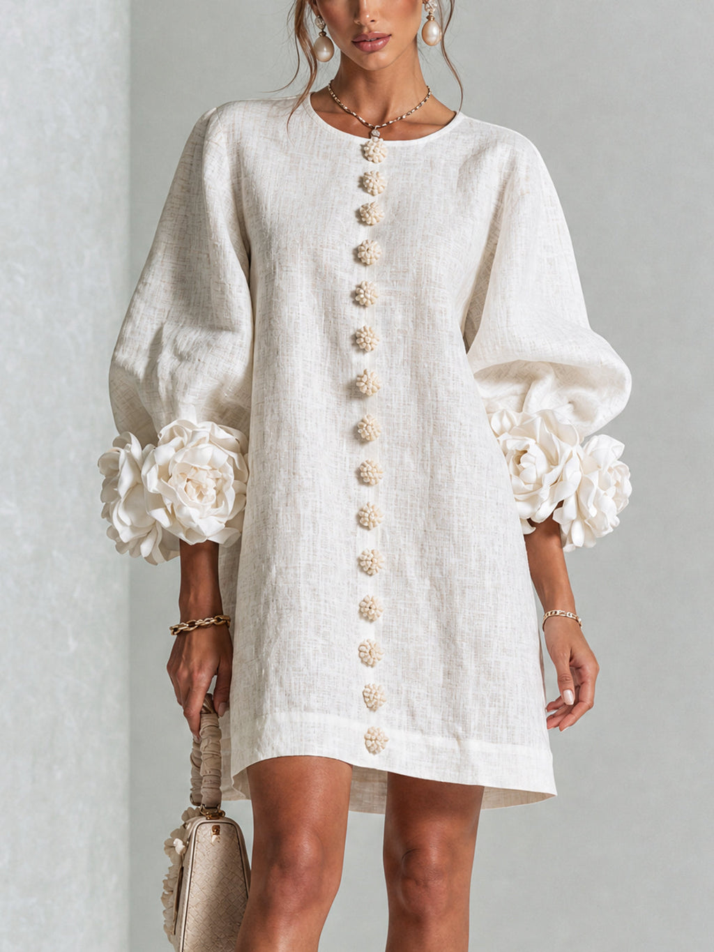 Alma | Vestido Mini Blanco de Flores con Puños Florales Impactantes