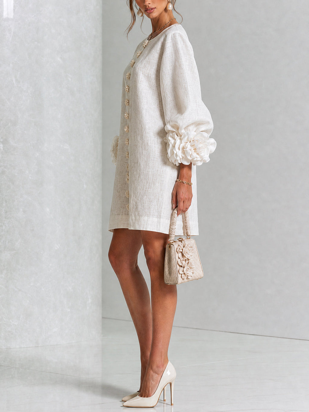 Alma | Vestido Mini Blanco de Flores con Puños Florales Impactantes