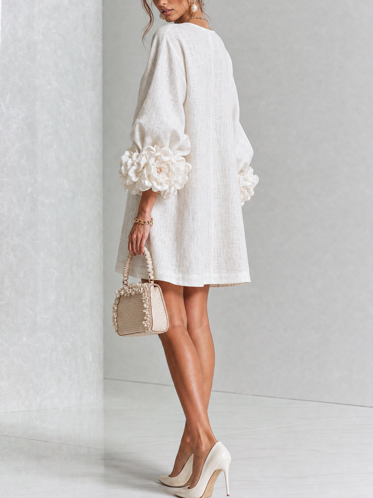 Alma | Vestido Mini Blanco de Flores con Puños Florales Impactantes