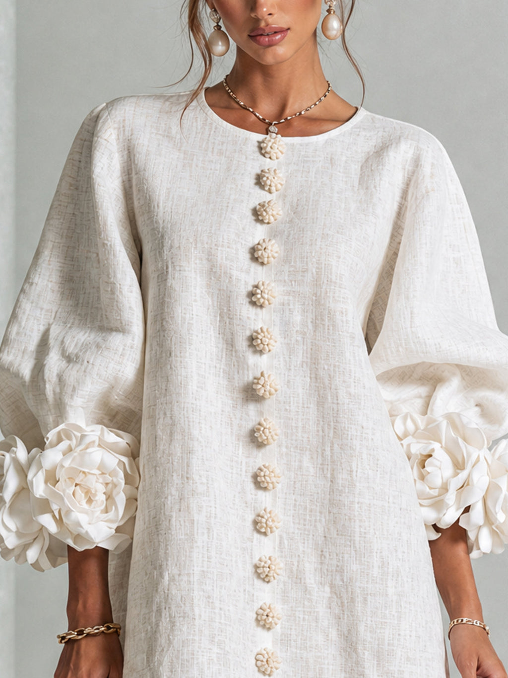 Alma | Vestido Mini Blanco de Flores con Puños Florales Impactantes