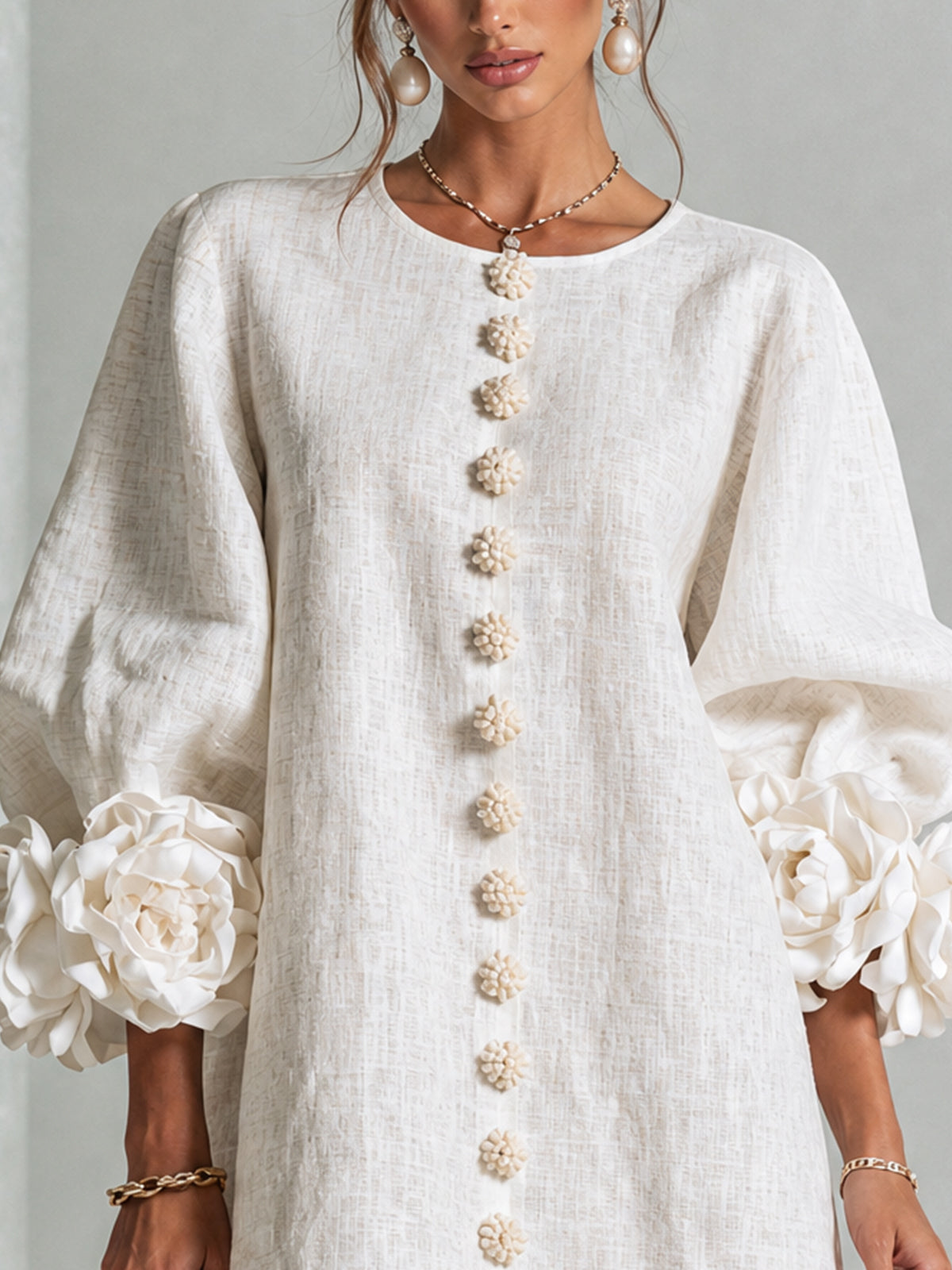Alma | Vestido Mini Blanco de Flores con Puños Florales Impactantes