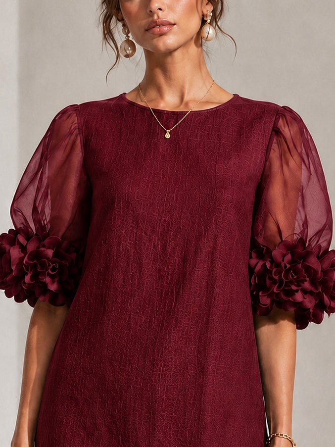 Ember | Minivestido de Organza Burdeos con Mangas Abullonadas y Puños Florales Impactantes