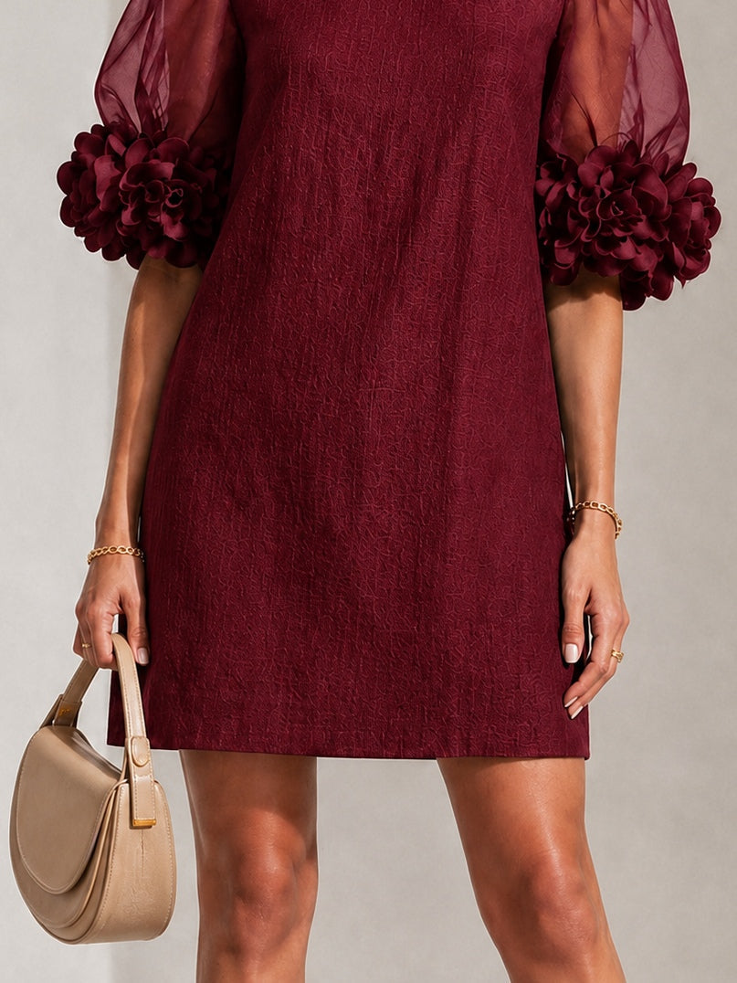 Ember | Minivestido de Organza Burdeos con Mangas Abullonadas y Puños Florales Impactantes