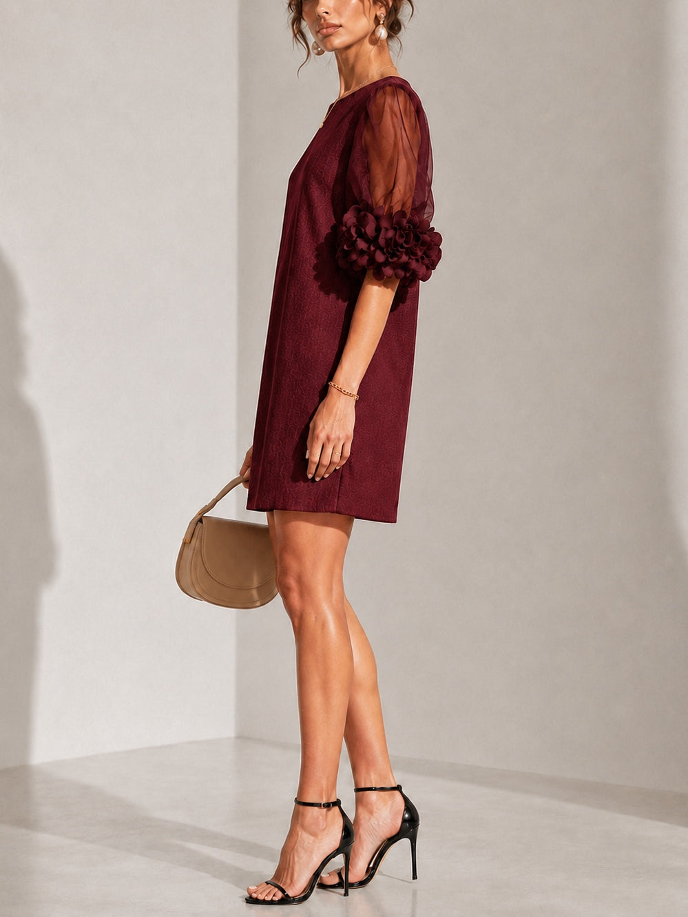 Ember | Minivestido de Organza Burdeos con Mangas Abullonadas y Puños Florales Impactantes