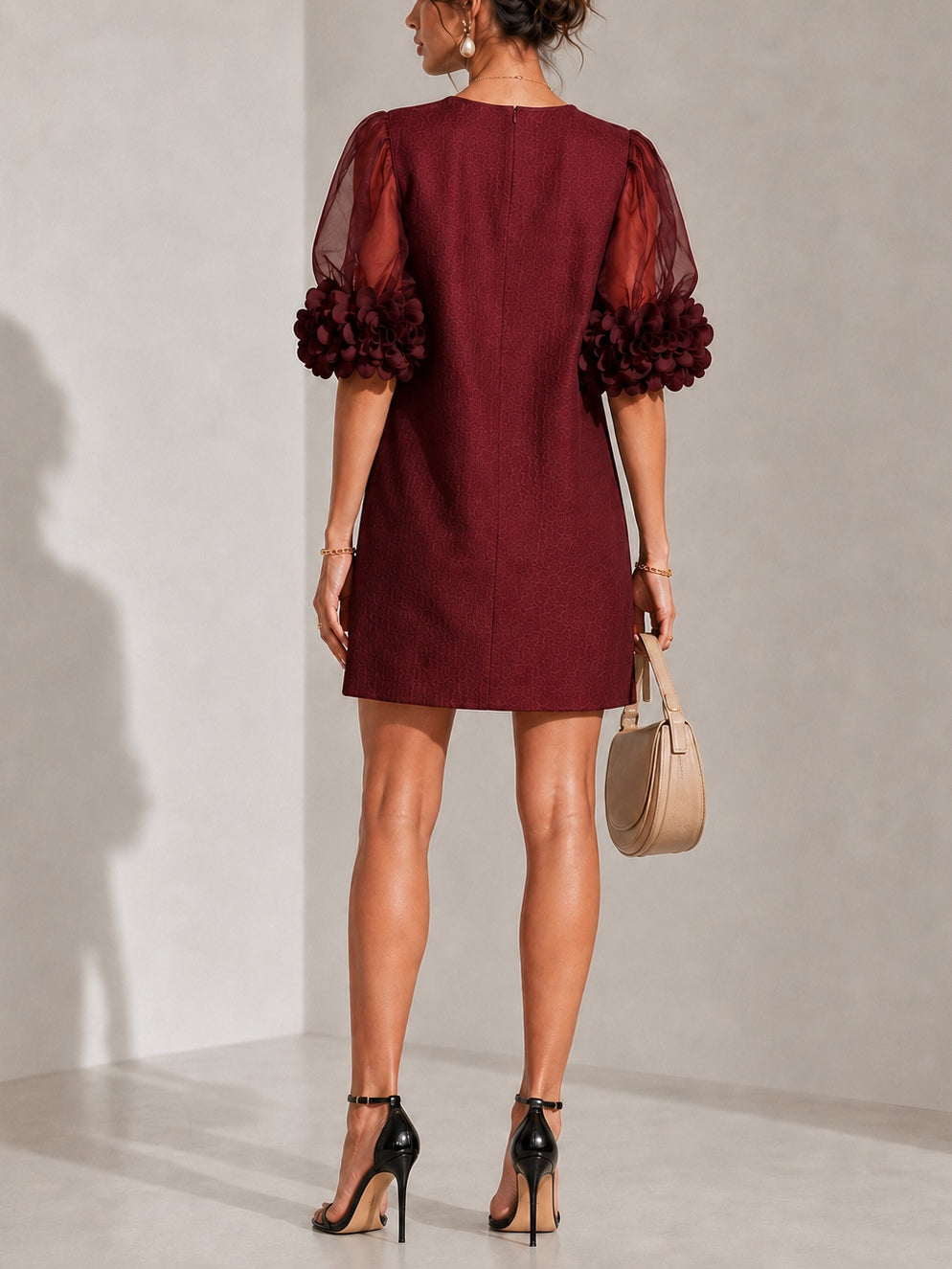 Ember | Minivestido de Organza Burdeos con Mangas Abullonadas y Puños Florales Impactantes