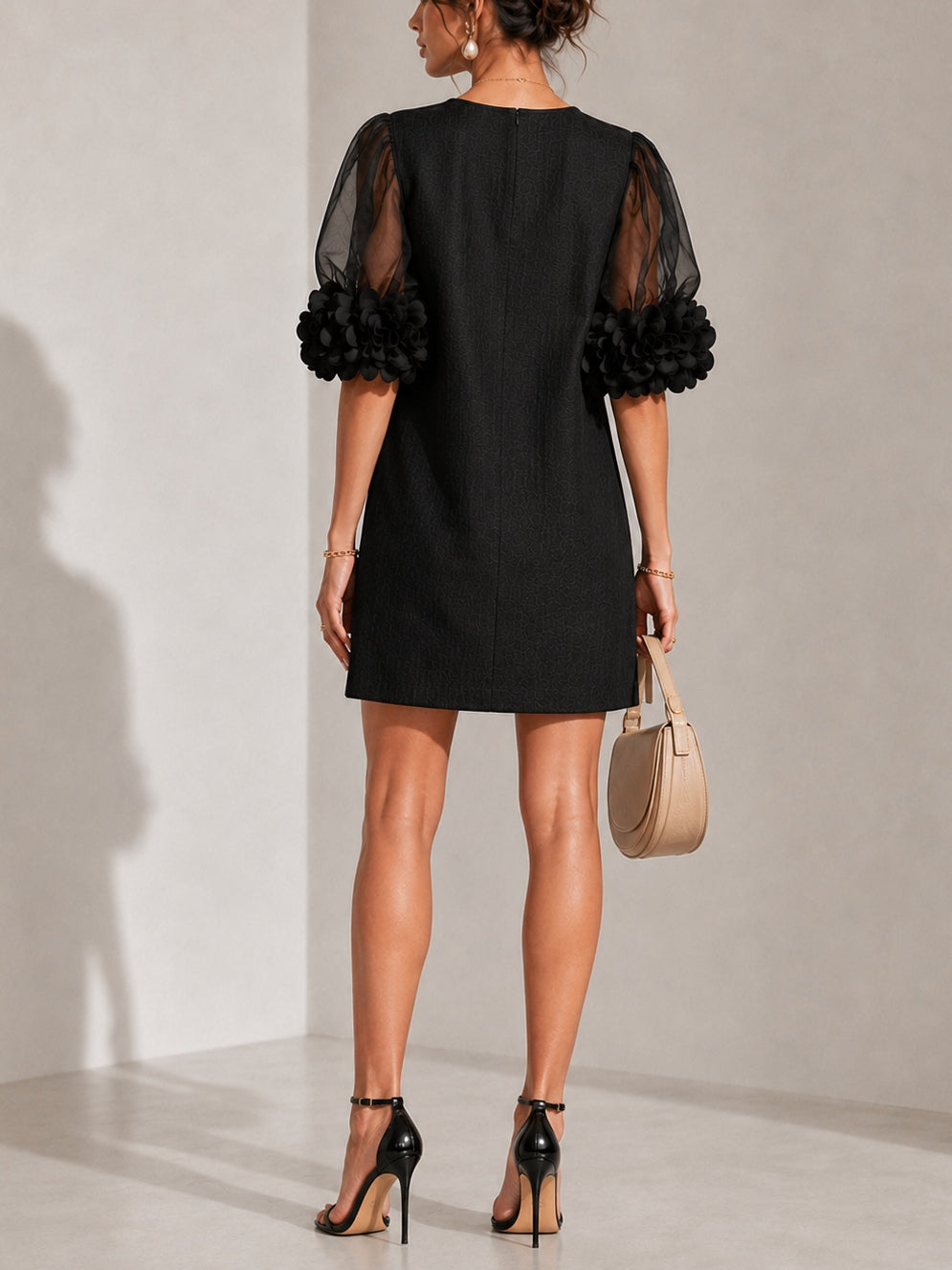 Aurea | Minivestido de Organza Negra con Mangas Abullonadas y Puños Florales Impactantes