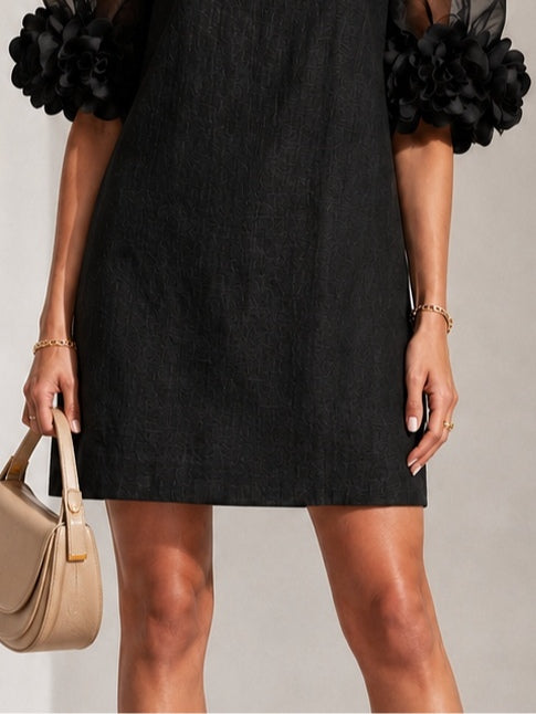 Aurea | Minivestido de Organza Negra con Mangas Abullonadas y Puños Florales Impactantes