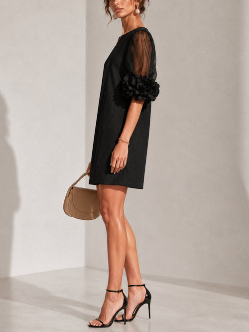 Aurea | Minivestido de Organza Negra con Mangas Abullonadas y Puños Florales Impactantes